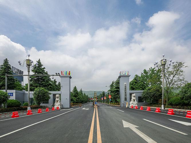 河鋼集團舞陽鋼鐵公司是我國寬厚鋼板生產科研基地。擁有4100mm+4100mm和4200mm+4300mm兩條技術先進的雙機架寬厚鋼板生產線，配套有國內寬厚板行業優勢明顯的鋼錠模鑄線及鋼板熱處理設施，具有雄厚的研發制造實力。具有年產鋼500萬噸、寬厚鋼板360萬噸、銷售收入200億元的綜合實力。