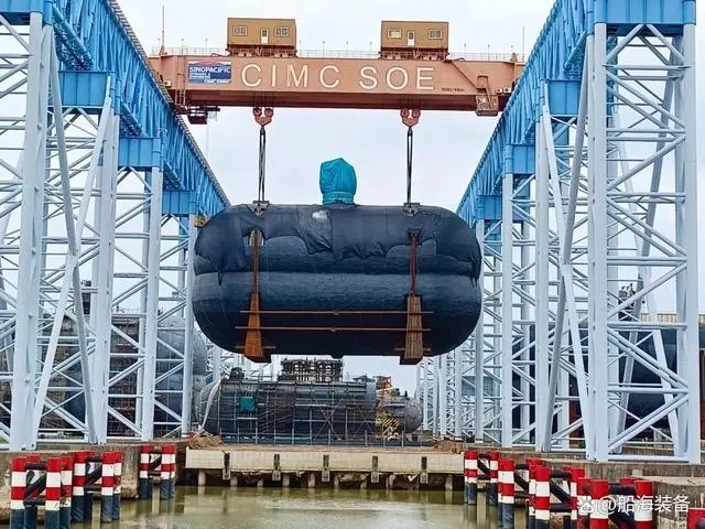 近日,南通中集太平洋海洋工程有限公司(以下簡稱“CIMC SOE”)為舟山長宏國際船舶修造有限公司(以下簡稱“長宏國際”)建造的7500立方全球首制堆疊式LNG雙耳船用燃料罐一、二船套(T154/155)順利裝船發運。該燃料罐后續將安裝在11500TEU集裝箱船上。在該燃料罐制造過程中,河鋼集團舞鋼公司生產的1357噸高性能9Ni鋼板獨家用于該燃料罐制造。 近日,南通中集太平洋海洋工程有限公司(以下簡稱“CIMC SOE”)為舟山長宏國際船舶修造有限公司(以下簡稱“長宏國際”)建造的7500立方全球首制堆疊式LNG雙耳船用燃料罐一、二船套(T154/155)順利裝船發運。該燃料罐后續將安裝在11500TEU集裝箱船上。在該燃料罐制造過程中,河鋼集團舞鋼公司生產的1357噸高性能9Ni鋼板獨家用于該燃料罐制造。