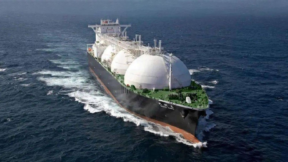  9月20日，在萬里長江入海口北側的江蘇省啟東市，由南通中集太平洋海洋工程有限公司采用河鋼集團舞鋼公司高錳鋼制造的高錳鋼船“GasChemPhoenix”用燃料罐交付使用。舞鋼生產的高錳鋼率先實現了實船應用，標志著新一代低成本、高性能超低溫用國產高錳鋼從材料的基礎研究向工程應用邁出了堅實的一步，對高錳低溫鋼的推廣和應用具有里程碑式的意義。 LNG（液化天然氣）新型低溫材料高錳鋼，是一種錳含量在22%~25%、不含鎳的一種純奧氏體合金鋼，具有良好低溫韌性、高強度、高延展性能，相比目前傳統LNG船罐材料所用的鎳系低溫鋼，有更加明顯的經濟效益。因此高錳鋼的應用對于LNG船舶制造企業降低生產成本、提升市場競爭力等方面有著重要的實際意義。  本報訊 9月20日，在萬里長江入海口北側的江蘇省啟東市，由南通中集太平洋海洋工程有限公司采用河鋼集團舞鋼公司高錳鋼制造的國內首臺套高錳鋼船“GasChemPhoenix”用燃料罐交付使用。舞鋼生產的高錳鋼在國內率先實現了實船應用，標志著新一代低成本、高性能超低溫用國產高錳鋼從材料的基礎研究向國內工程應用邁出了堅實的一步，對高錳低溫鋼的推廣和應用具有里程碑式的意義。 LNG（液化天然氣）新型低溫材料高錳鋼，是一種錳含量在22%~25%、不含鎳的一種純奧氏體合金鋼，具有良好低溫韌性、高強度、高延展性能，相比目前傳統LNG船罐材料所用的鎳系低溫鋼，有更加明顯的經濟效益。因此高錳鋼的應用對于LNG船舶制造企業降低生產成本、提升市場競爭力等方面有著重要的實際意義。  1728719721157406.jpg  為助力國家清潔能源水上應用，落實河鋼集團戰略部署，舞鋼作為中國特鋼生產基地，于2019年在國內率先工業化生產出不同厚度規格（8毫米~63.5毫米）的高錳鋼板。經中國船舶重工集團公司某研究所檢驗，該產品塑韌性優良，指標遠超IMO（國際海事組織）和船規的最新要求，達到國際先進水平，打破了國外長期壟斷船用LNG高錳鋼的局面，率先填補了國內該種鋼材生產技術空白。 2022年以來，為了加速高錳鋼實船應用，由船級社、舞鋼、南通中集太平洋海洋工程有限公司及研究院所等單位共同組建聯合研發團隊，突破了高錳鋼的材料性能調控、焊材研發匹配、儲罐成型制備等一系列技術瓶頸，并發布了產品標準和應用指南，實現了我國高錳鋼從材料到應用全產業鏈條的原始創新。  為助力國家清潔能源水上應用，落實河鋼集團戰略部署，舞鋼作為中國特鋼生產基地，于2019年工業化生產出不同厚度規格（8毫米~63.5毫米）的高錳鋼板。經中國船舶重工集團公司某研究所檢驗，該產品塑韌性優良，指標遠超IMO（國際海事組織）和船規的更新要求，達到國際先進水平，打破了國外長期壟斷船用LNG高錳鋼的局面，率先填補了該種鋼材生產技術空白。 2022年以來，為了加速高錳鋼實船應用，由船級社、舞鋼、南通中集太平洋海洋工程有限公司及研究院所等單位共同組建聯合研發團隊，突破了高錳鋼的材料性能調控、焊材研發匹配、儲罐成型制備等一系列技術瓶頸，并發布了產品標準和應用指南，實現了我國高錳鋼從材料到應用全產業鏈條的原始創新。