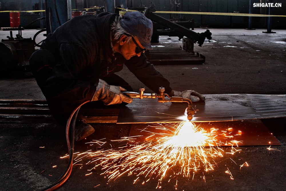 在工業(yè)生產(chǎn)中，鋼板切割是一項至關(guān)重要的工藝，廣泛應(yīng)用于機械制造、建筑、橋梁建設(shè)等多個領(lǐng)域。為了滿足不同項目的需求，鋼板切割采用了多種加工方式。本文將詳細(xì)介紹鋼板切割中常見的幾種加工方式，包括火焰切割、激光切割、等離子切割、水刀切割以及機械切割等。    一、火焰切割    火焰切割是利用氧氣和乙炔的燃燒產(chǎn)生的高溫火焰來切割鋼板的一種加工方式。在切割過程中，火焰將鋼板局部加熱至熔化狀態(tài)，同時氧氣流將熔化的金屬吹走，形成切口。火焰切割設(shè)備相對簡單，成本低廉，適用于切割厚度較大的鋼板。然而，由于切割過程中產(chǎn)生的熱影響區(qū)較大，易導(dǎo)致鋼板變形和材質(zhì)變化，因此精度和表面質(zhì)量相對較低。          二、激光切割    激光切割是利用高功率密度的激光束照射鋼板表面，使鋼板迅速熔化、汽化或達(dá)到點燃點，同時以高速氣流將熔化或燃燒的金屬吹走，形成切口。激光切割具有切割速度快、精度高、熱影響區(qū)小等優(yōu)點，特別適用于切割薄板和中厚板。此外，激光切割還能實現(xiàn)自動化和智能化生產(chǎn)，提高生產(chǎn)效率。            三、等離子切割    等離子切割是利用高溫、高速度的等離子氣體流對鋼板進(jìn)行切割的一種加工方式。在切割過程中，等離子氣體流將鋼板局部熔化，并通過氣流將熔化的金屬吹走。等離子切割適用于切割中厚板和厚板，具有切割速度快、熱影響區(qū)小、切口平整等優(yōu)點。然而，等離子切割設(shè)備的成本較高，維護(hù)也相對復(fù)雜。    四、水刀切割    水刀切割是利用高壓水流對鋼板進(jìn)行切割的一種加工方式。在切割過程中，高壓水流將鋼板局部沖蝕，形成切口。水刀切割具有切割精度高、表面質(zhì)量好、無熱影響區(qū)等優(yōu)點，特別適用于切割薄板和對表面質(zhì)量要求較高的項目。此外，水刀切割還能實現(xiàn)綠色生產(chǎn)，減少環(huán)境污染。    五、機械切割    機械切割是利用切割機械對鋼板進(jìn)行切割的一種加工方式，如鋸床切割、銑床切割等。機械切割適用于切割各種厚度和材質(zhì)的鋼板，具有切割精度高、切口平整、適應(yīng)性強等優(yōu)點。然而，機械切割的速度相對較慢，生產(chǎn)效率較低，且對于較厚的鋼板，切割難度較大。            在選擇鋼板切割加工方式時，需要根據(jù)項目的具體需求、鋼板的厚度和材質(zhì)、生產(chǎn)效率和成本等因素進(jìn)行綜合考慮。對于要求高精度、高表面質(zhì)量的切割項目，激光切割和水刀切割是較為理想的選擇；對于切割厚度較大、對表面質(zhì)量要求不高的項目，火焰切割和等離子切割則更具優(yōu)勢；而對于需要靈活應(yīng)對各種切割需求的場景，機械切割則是一種可靠的選擇。    總之，隨著科技的不斷進(jìn)步和工業(yè)生產(chǎn)的不斷發(fā)展，鋼板切割加工方式也在不斷創(chuàng)新和完善。了解各種加工方式的優(yōu)缺點，并根據(jù)實際需求選擇合適的加工方式，對于提高鋼板切割的質(zhì)量和效率具有重要意義。