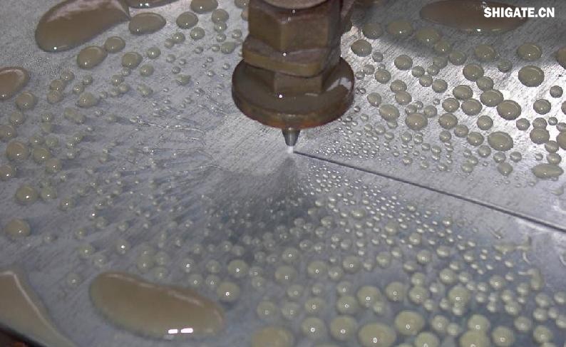 在工業(yè)生產(chǎn)中，鋼板切割是一項至關(guān)重要的工藝，廣泛應(yīng)用于機械制造、建筑、橋梁建設(shè)等多個領(lǐng)域。為了滿足不同項目的需求，鋼板切割采用了多種加工方式。本文將詳細(xì)介紹鋼板切割中常見的幾種加工方式，包括火焰切割、激光切割、等離子切割、水刀切割以及機械切割等。    一、火焰切割    火焰切割是利用氧氣和乙炔的燃燒產(chǎn)生的高溫火焰來切割鋼板的一種加工方式。在切割過程中，火焰將鋼板局部加熱至熔化狀態(tài)，同時氧氣流將熔化的金屬吹走，形成切口。火焰切割設(shè)備相對簡單，成本低廉，適用于切割厚度較大的鋼板。然而，由于切割過程中產(chǎn)生的熱影響區(qū)較大，易導(dǎo)致鋼板變形和材質(zhì)變化，因此精度和表面質(zhì)量相對較低。          二、激光切割    激光切割是利用高功率密度的激光束照射鋼板表面，使鋼板迅速熔化、汽化或達(dá)到點燃點，同時以高速氣流將熔化或燃燒的金屬吹走，形成切口。激光切割具有切割速度快、精度高、熱影響區(qū)小等優(yōu)點，特別適用于切割薄板和中厚板。此外，激光切割還能實現(xiàn)自動化和智能化生產(chǎn)，提高生產(chǎn)效率。            三、等離子切割    等離子切割是利用高溫、高速度的等離子氣體流對鋼板進(jìn)行切割的一種加工方式。在切割過程中，等離子氣體流將鋼板局部熔化，并通過氣流將熔化的金屬吹走。等離子切割適用于切割中厚板和厚板，具有切割速度快、熱影響區(qū)小、切口平整等優(yōu)點。然而，等離子切割設(shè)備的成本較高，維護(hù)也相對復(fù)雜。    四、水刀切割    水刀切割是利用高壓水流對鋼板進(jìn)行切割的一種加工方式。在切割過程中，高壓水流將鋼板局部沖蝕，形成切口。水刀切割具有切割精度高、表面質(zhì)量好、無熱影響區(qū)等優(yōu)點，特別適用于切割薄板和對表面質(zhì)量要求較高的項目。此外，水刀切割還能實現(xiàn)綠色生產(chǎn)，減少環(huán)境污染。    五、機械切割    機械切割是利用切割機械對鋼板進(jìn)行切割的一種加工方式，如鋸床切割、銑床切割等。機械切割適用于切割各種厚度和材質(zhì)的鋼板，具有切割精度高、切口平整、適應(yīng)性強等優(yōu)點。然而，機械切割的速度相對較慢，生產(chǎn)效率較低，且對于較厚的鋼板，切割難度較大。            在選擇鋼板切割加工方式時，需要根據(jù)項目的具體需求、鋼板的厚度和材質(zhì)、生產(chǎn)效率和成本等因素進(jìn)行綜合考慮。對于要求高精度、高表面質(zhì)量的切割項目，激光切割和水刀切割是較為理想的選擇；對于切割厚度較大、對表面質(zhì)量要求不高的項目，火焰切割和等離子切割則更具優(yōu)勢；而對于需要靈活應(yīng)對各種切割需求的場景，機械切割則是一種可靠的選擇。    總之，隨著科技的不斷進(jìn)步和工業(yè)生產(chǎn)的不斷發(fā)展，鋼板切割加工方式也在不斷創(chuàng)新和完善。了解各種加工方式的優(yōu)缺點，并根據(jù)實際需求選擇合適的加工方式，對于提高鋼板切割的質(zhì)量和效率具有重要意義。