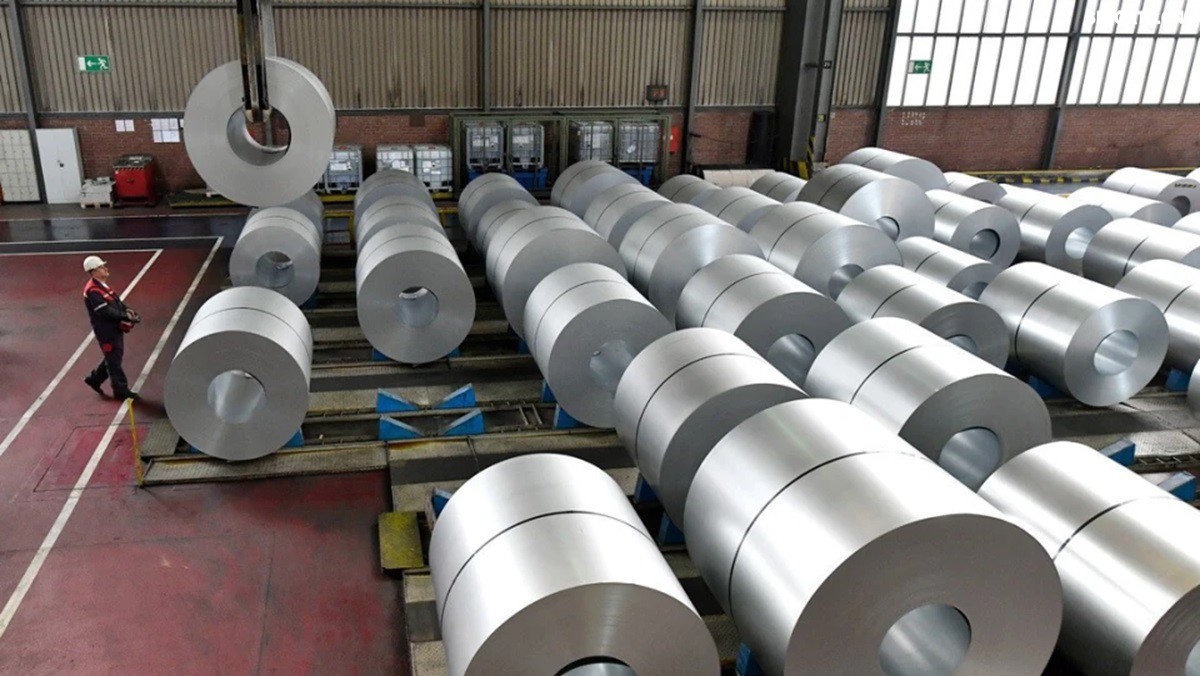 你聽說過歐洲"鋼鐵心臟"萎縮的消息嗎？為什么曾經(jīng)強(qiáng)大的歐盟鋼鐵產(chǎn)業(yè)如今正在迅速崩塌？特朗普政府重啟的25%鋼鐵關(guān)稅究竟給歐洲造成了多大沖擊？在全球貿(mào)易保護(hù)主義重燃的今天，歐盟的慘痛教訓(xùn)對(duì)中國有何警示意義？數(shù)據(jù)顯示，2025年一季度，歐盟對(duì)美鋼鐵出口同比驟降42%，損失約150萬噸訂單和45億歐元收入。與此同時(shí)，中國鋼鐵卻逆勢增長，2024年出口量突破1.11億噸，創(chuàng)下8年來新高。這背后有哪些產(chǎn)業(yè)鏈布局的深層差異？中國又該如何從歐盟的失敗中吸取經(jīng)驗(yàn)，打贏未來全球貿(mào)易的三大突圍戰(zhàn)？