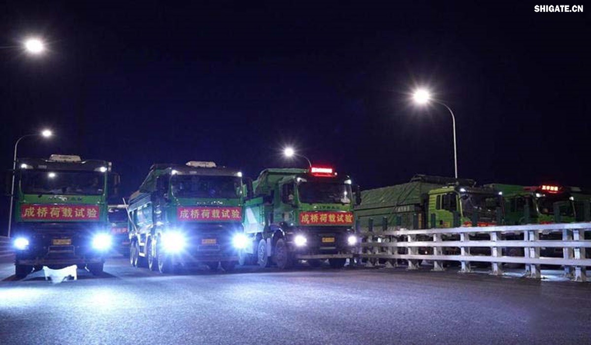 6月16日22時,世界最大跨度斜拉橋——常泰長江大橋燈火通明,車聲轟鳴,一場通車前的“極限挑戰”正緊張進行。30輛總重達1200噸的四軸加載車,分批列隊駛上橋面預先劃定的停靠點,并由提前布置在橋梁各關鍵部位的869個傳感器開展實時監測,采集測試數據。由此,大橋跨江公鐵合建段主橋橋梁荷載試驗全面啟動。 AA1GQ79M.jpg 這次荷載試驗覆蓋范圍具體包括1座主跨1208米斜拉橋、2座主跨388米鋼桁拱專用航道橋、1座非通航道孔橋以及南北兩座引橋,共設計119個靜載工況和111個動載工況。其中,最大對稱靜力加載工況將動用110輛四軸加載車,總重達4400噸。試驗將持續一周,分五個階段進行。試驗首日在錄安洲非通航孔橋和常州側公鐵合建段引橋實施。 常泰長江大橋是連通常州與泰興的跨江通道,是長江上首座集高速公路、城際鐵路和普通公路三種功能于一體的雙層復合型橋梁,計劃于今年年內基本建成。它的上層為雙向六車道高速公路,下層為雙線城際鐵路和普通公路。如此復雜的結構,如何確保它在未來百年服役中安全可靠?答案就藏在荷載試驗中。 AA1GQduQ.jpg 荷載試驗堪稱橋梁通車前的“綜合大考”,是確保橋梁安全運營的“體檢報告”。江蘇省交通工程建設局常泰長江大橋建設指揮部現場常務副指揮長夏鵬飛介紹,“荷載試驗是檢測橋梁結構安全和承載能力的重要手段,通過科學的加載測試和數據采集分析,驗證實際成橋狀態與理論設計的鍥合度,確保常泰長江大橋運營安全。”考慮到大橋主體采用鋼結構和鋼-混凝土組合結構,為最大限度減少晝夜溫差對測試數據的影響,所有試驗均安排在夜間實施。 通過一系列科學嚴謹的荷載測試,這座世界級多功能大橋的實際性能將得到充分檢驗,為常泰長江大橋后續安全通車運營提供至關重要的數據支撐。 6月16日22時,世界最大跨度斜拉橋——常泰長江大橋燈火通明,車聲轟鳴,一場通車前的“極限挑戰”正緊張進行。30輛總重達1200噸的四軸加載車,分批列隊駛上橋面預先劃定的停靠點,并由提前布置在橋梁各關鍵部位的869個傳感器開展實時監測,采集測試數據。由此,大橋跨江公鐵合建段主橋橋梁荷載試驗全面啟動。 AA1GQ79M.jpg 這次荷載試驗覆蓋范圍具體包括1座主跨1208米斜拉橋、2座主跨388米鋼桁拱專用航道橋、1座非通航道孔橋以及南北兩座引橋,共設計119個靜載工況和111個動載工況。其中,最大對稱靜力加載工況將動用110輛四軸加載車,總重達4400噸。試驗將持續一周,分五個階段進行。試驗首日在錄安洲非通航孔橋和常州側公鐵合建段引橋實施。 常泰長江大橋是連通常州與泰興的跨江通道,是長江上首座集高速公路、城際鐵路和普通公路三種功能于一體的雙層復合型橋梁,計劃于今年年內基本建成。它的上層為雙向六車道高速公路,下層為雙線城際鐵路和普通公路。如此復雜的結構,如何確保它在未來百年服役中安全可靠?答案就藏在荷載試驗中。 AA1GQduQ.jpg 荷載試驗堪稱橋梁通車前的“綜合大考”,是確保橋梁安全運營的“體檢報告”。江蘇省交通工程建設局常泰長江大橋建設指揮部現場常務副指揮長夏鵬飛介紹,“荷載試驗是檢測橋梁結構安全和承載能力的重要手段,通過科學的加載測試和數據采集分析,驗證實際成橋狀態與理論設計的鍥合度,確保常泰長江大橋運營安全。”考慮到大橋主體采用鋼結構和鋼-混凝土組合結構,為最大限度減少晝夜溫差對測試數據的影響,所有試驗均安排在夜間實施。 通過一系列科學嚴謹的荷載測試,這座世界級多功能大橋的實際性能將得到充分檢驗,為常泰長江大橋后續安全通車運營提供至關重要的數據支撐。