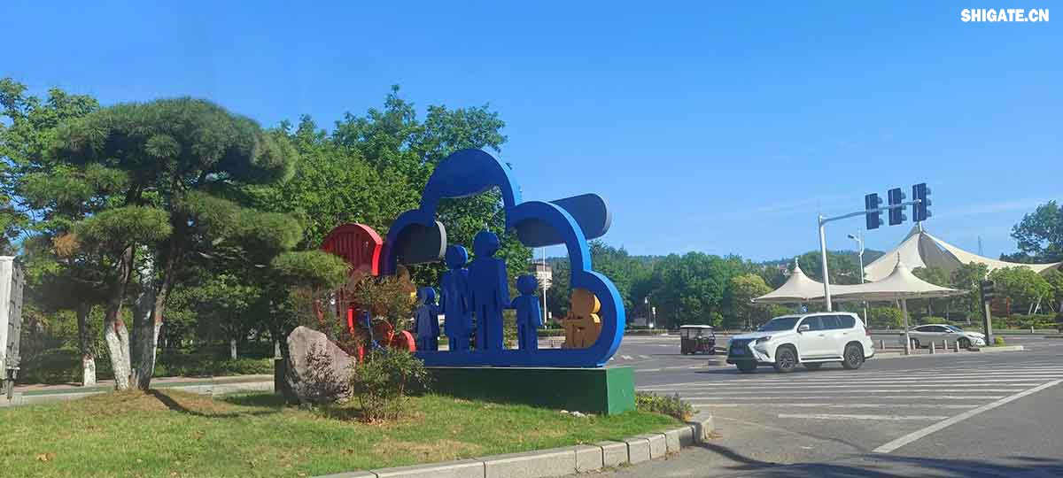 城市綠化美化突出高質量。舞鋼市先后組織實施了四期綠化基礎工程:拆墻透綠工程；庭院綠化工程；市區主干道和兩側風景林綠化工程。興建了迎賓廣場、建中廣場、礦山文化廣場、翠竹園、奮飛廣場、鑫源廣場、桃花園等13處廣場游園，有38個單位達到省級庭院綠化標準。市區綠地面積由創建前的5.6萬平方米增至現在的212.8萬平方米。人均公共綠地面積由創建前的0.6平方米增至現在的21.28平方米。城市綠地覆蓋面積達3.91平方公里，綠化覆蓋率達35.55％，綠地率達34.15％，居河南省縣市之首，極大地改善了城市環境，滿足了城市居民休息、娛樂的需要。  城市夜間景觀突出高檔次。實施城市道路燈光工程，全市共安裝各種型號禮花燈160余盞，建筑輪廓霓虹燈、單位名稱霓虹燈270多處，臨街酒店、門店霓虹燈、燈箱等359處，投入資金總計1200多萬元。初步形成了行政中心莊重大方，城市主干道華麗輝煌，文化娛樂區浪漫溫馨，街道小巷流光溢彩的城市燈光景觀體系。2005年年底市政府又投資400多萬元實施了餐飲一條街霓虹燈工程和彩色音樂水幕噴泉工程，其中音樂水幕噴泉的長度和高度均為中原之最。